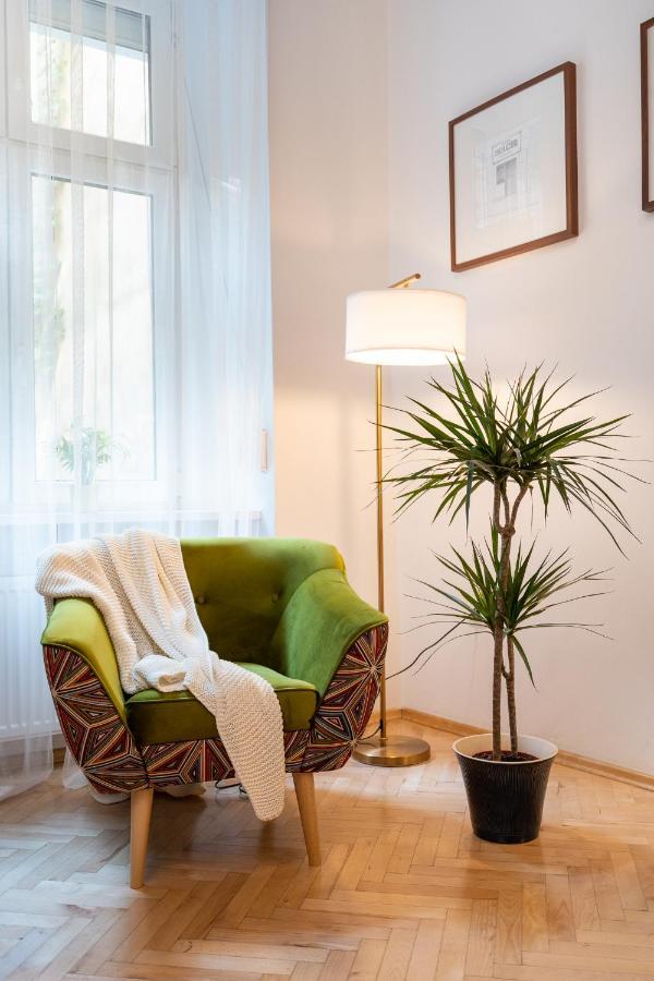 Sleeping In Main Market Apartment *