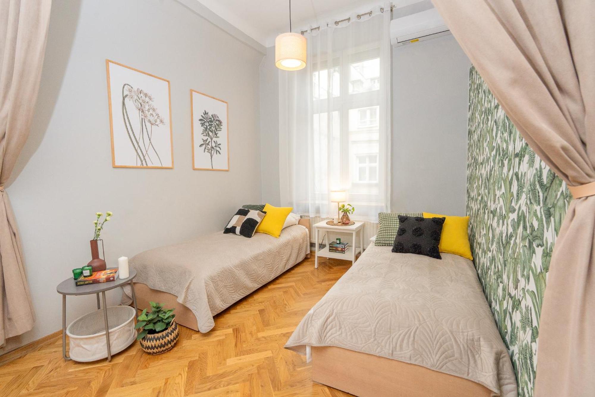 Sleeping In Main Market Apartment *