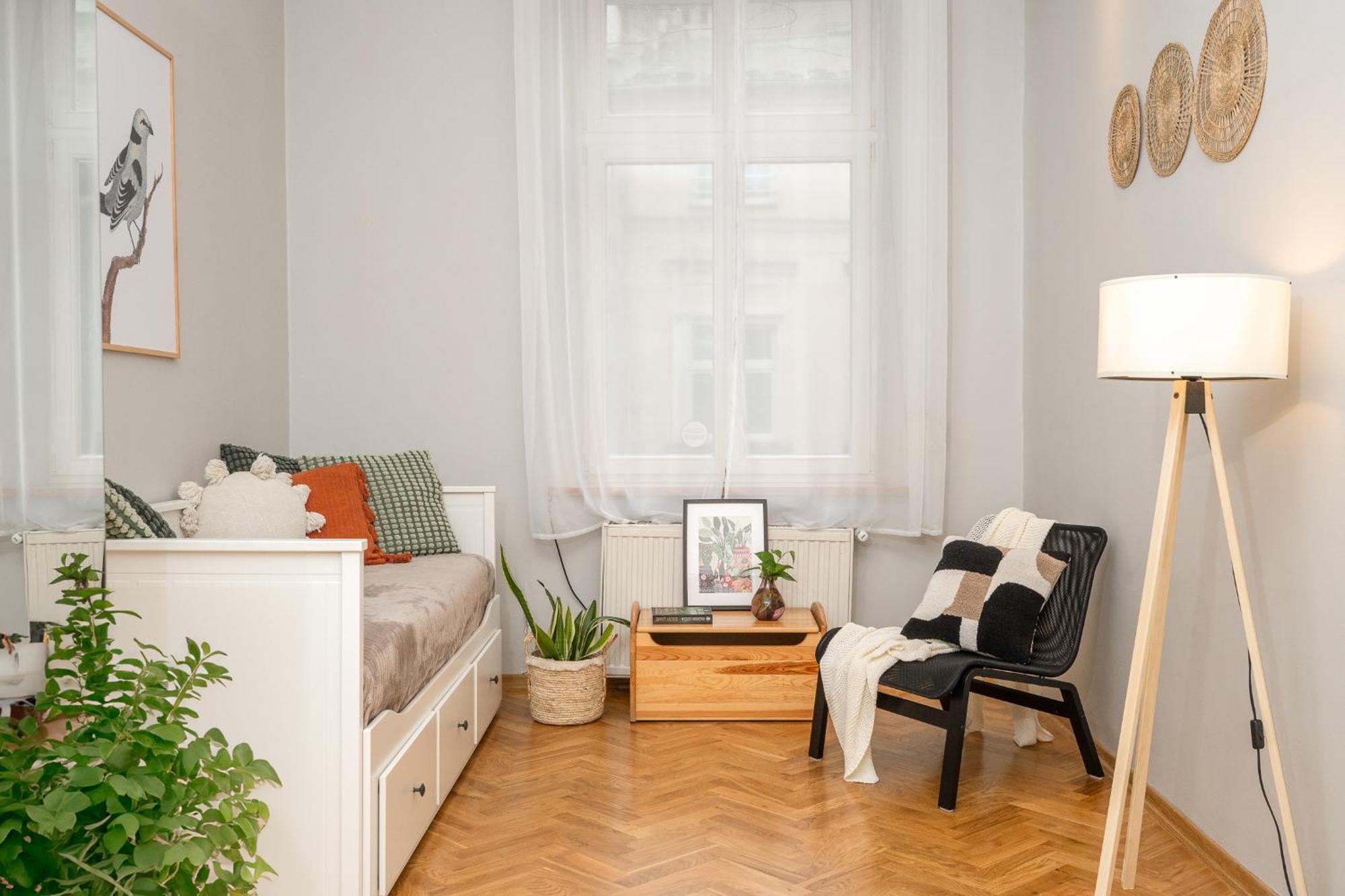 Sleeping In Main Market Apartment *